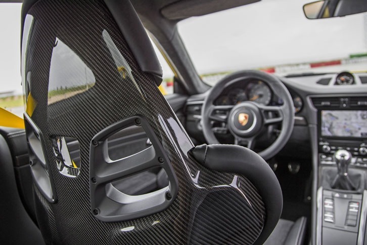 フルバケットシートを後ろから見る。カーボン仕上げの地肌がレーシーな雰囲気を演出する。