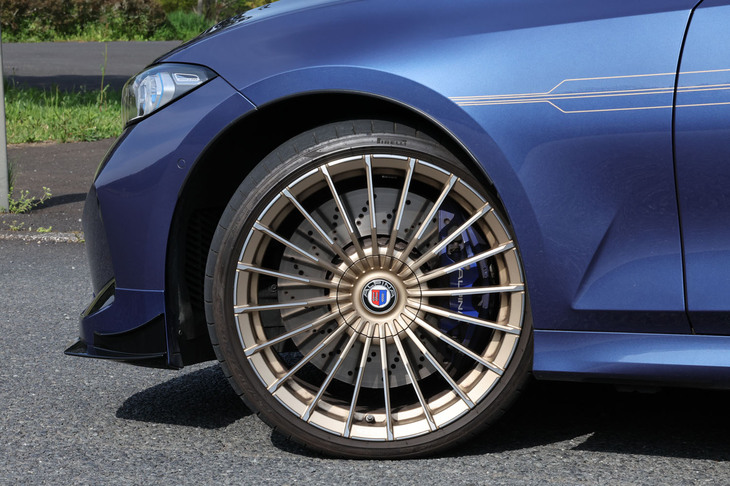 「GT」モデル専用色となる「オロ・テクニコ」に塗られた「アルピナクラシック20インチ鍛造ホイール」を装着。タイヤは前255/30ZR20、後ろ265/30ZR20サイズの「ピレリPゼロ」が組み合わされていた。