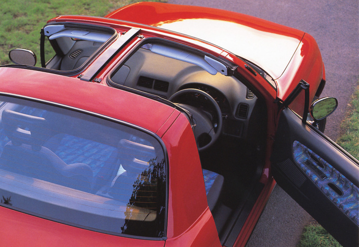 トランクに収納可能なガラス製ルーフを外した図。