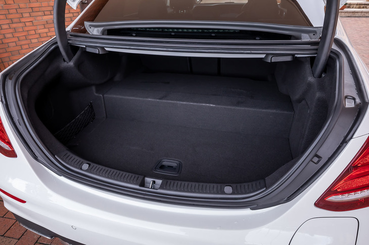 リチウムイオンバッテリーの設置により「E350deアバンギャルド スポーツ」の荷室容量は、「Eクラス」の非ハイブリッドモデルの540リッターに対して370リッターに縮小されている。
