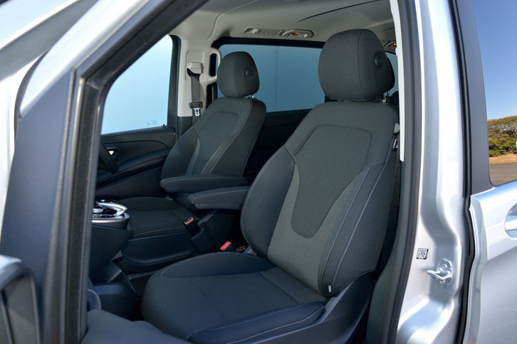 「メルセデス・ベンツV220d」の前席。シート地はブラックのファブリックで、運転席の左側と助手席の右側に、アームレストが与えられる。