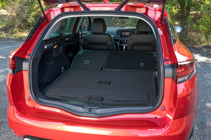 容量580～1695リッターという広大な荷室を誇る。写真では床面をシートの背もたれとフラットにしているが、デッキボードを低くセットしてより広く使うこともできる。