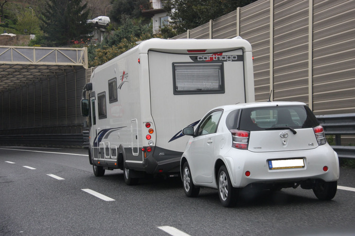 車間距離不保持にあらず。リヴィエラ海岸でオランダから来たキャンピングカーにけん引される「iQ」。滞在地での足に違いない。豪快な使用例。