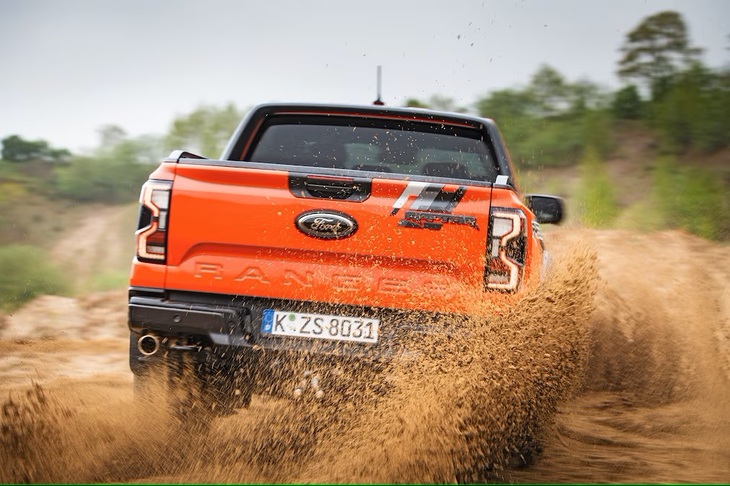 オススメはバー、荷室の手すり、電動ローラーブラインドのパッケージで、2380ユーロ（約37万円）。