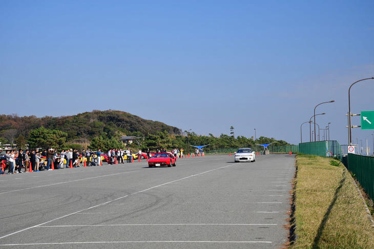 スタート直後から「フェラーリ328GTS」がリード！（写真＝池之平昌信）