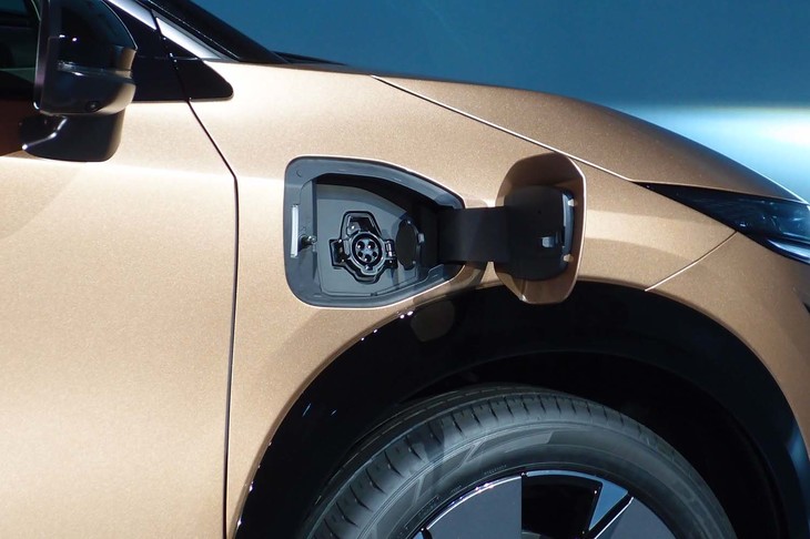 日産アリア（右前フェンダー部の普通充電口）