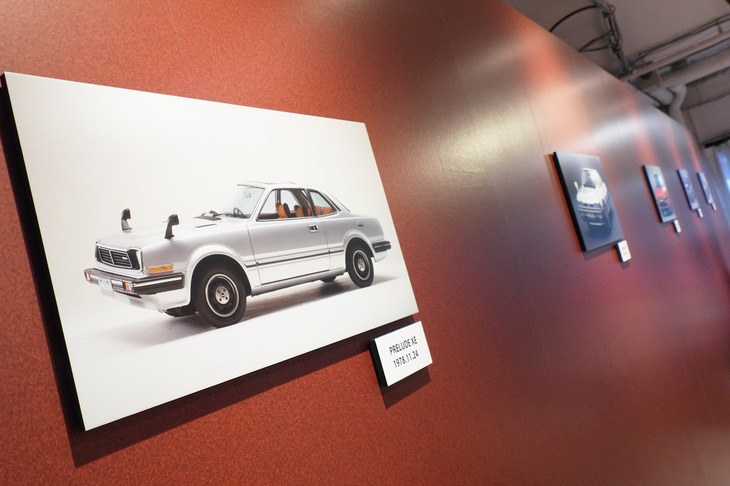 店内を飾る歴代「プレリュード」の写真。