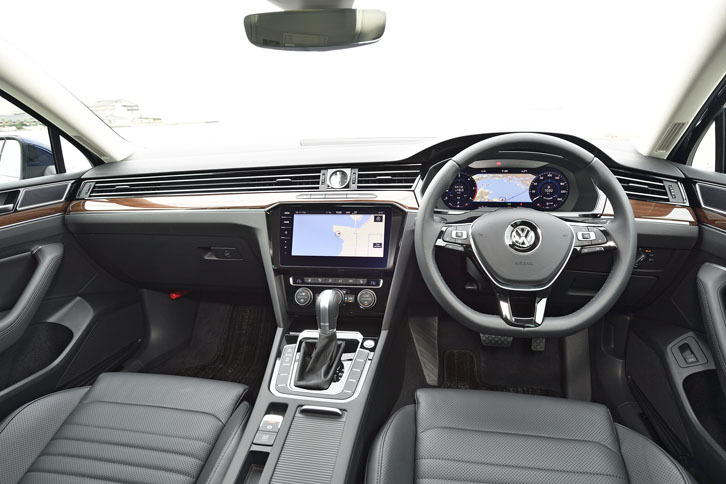 水平基調のインストゥルメントパネルが特徴的なコックピット周辺部。センターには9.2インチのディスプレイが備わる。