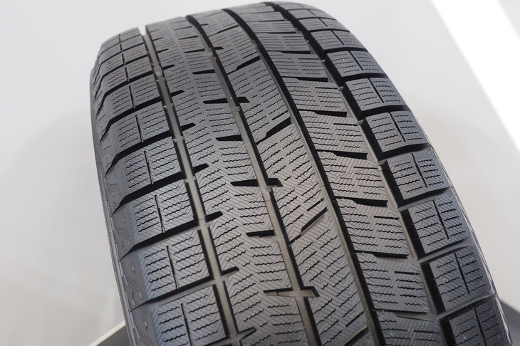 乗用車用のスタッドレスタイヤ「アイスガード8」。
