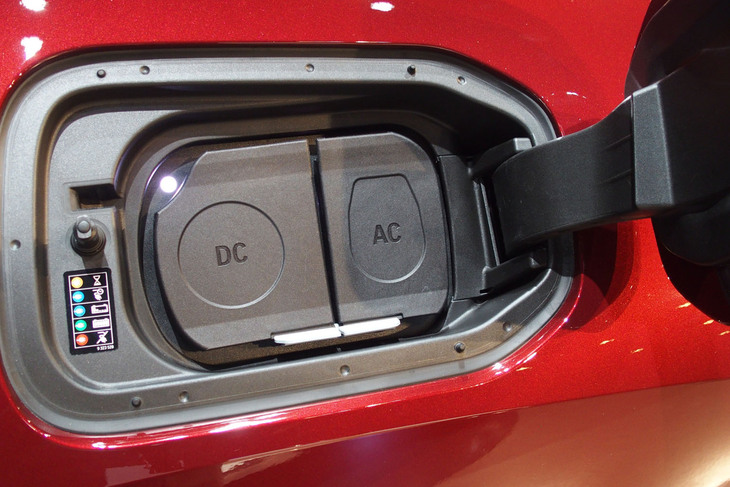 BMW iX（給電口）