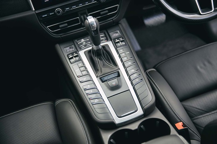 トランスミッションは7段ATのみ。シフトレバーの周辺には、空調のスイッチのほか、足まわりや排気系の調節ボタンが整然と並ぶ。