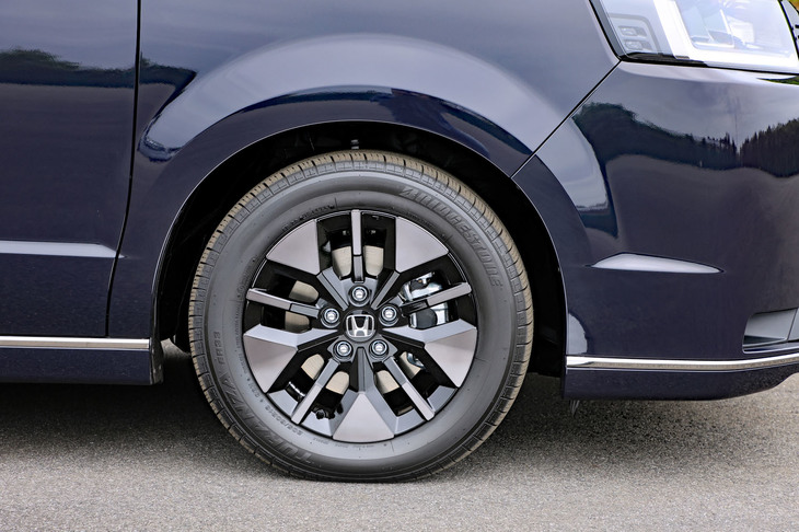 「エアー」と「スパーダ」のタイヤサイズは205/60R16。ホイールの意匠は基本的に共通だが、スパーダのみ切削加工の箇所にダーク調のカラーリングが施される。