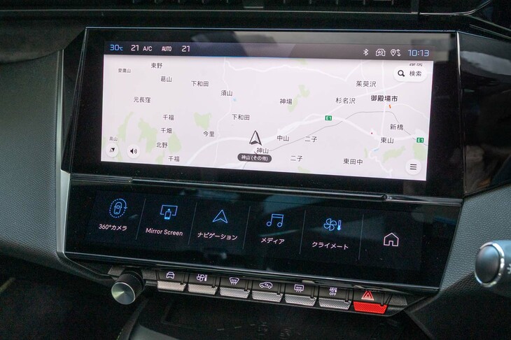 センタースクリーンのサイズは10インチ。その下にはお気に入りの機能のショートカットを並べられる「iトグル」と呼ばれるタッチパネルが備わっている。
