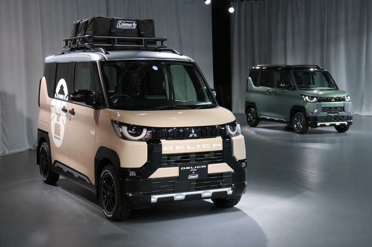 「三菱デリカミニ × Coleman」（写真向かって左）と「デリカミニTプレミアム」（同右）。
