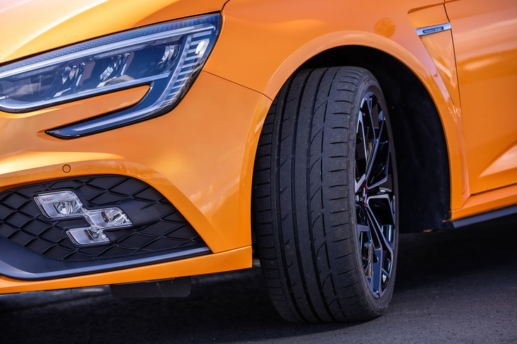 試乗車のホイールは19インチの「INTERLAGOS」で、タイヤは245/35R19サイズの「ブリヂストン・ポテンザS001」が組み合わされていた。