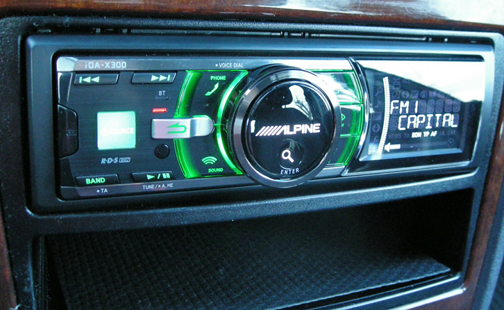 上の写真と同じ、アルパイン製カーオーディオを取り付けた様子。