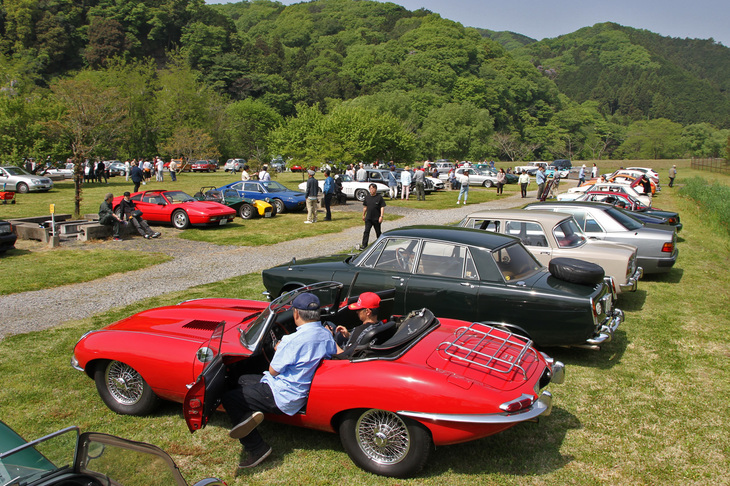 好天に恵まれた、緑豊かな出会いの森総合公園 オートキャンプ場のバーベキュー広場に集まった参加車両。