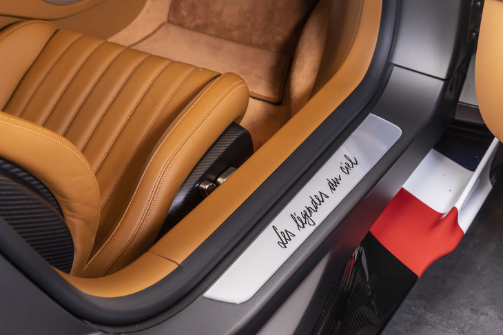 ブガッティ・シロン スポーツ“レ・レジェンド・デュ・シエル”（ドアエントリーモール）