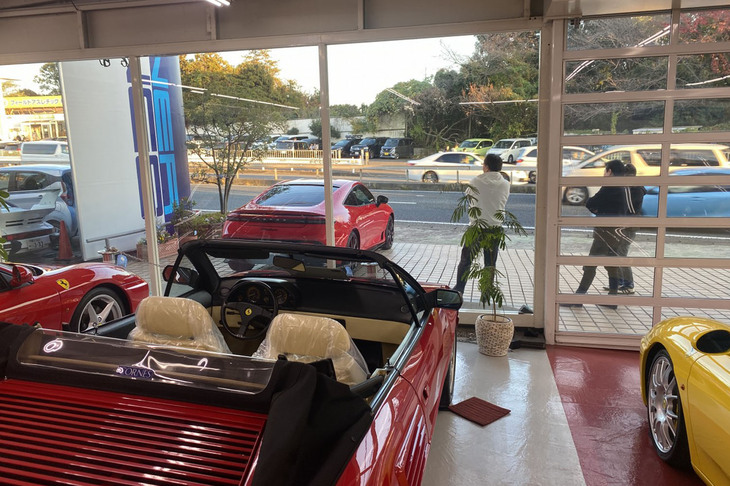 「コーナーストーンズ」の店内にいたお客さんたち（中高年フェラーリオーナー軍団）もゾロゾロと新型「プレリュード」のまわりに集まり、「おおー」「初めて見た」などと言いながらかぶりついていた。