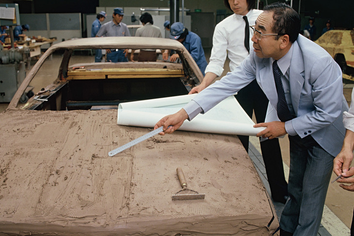 同じ現場で1分の1クレイモデルを製作中のモデラーに指示を出す桜井氏、という図。