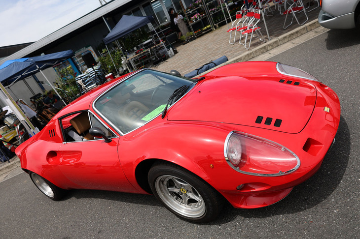 デタッチャブルトップを持つ「ディーノ246GTS」を、「フェラーリ250GTO」の設計者として名高いジオット・ビッツァリーニがプロデュースしたワンオフのスペチアーレ（スペシャル）といわれるモデル。