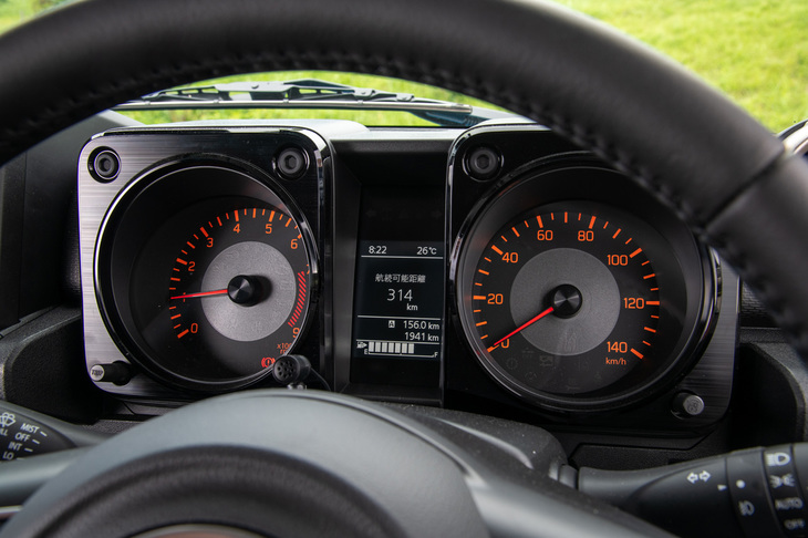 ヘアライン加工が施されたメータークラスターのガーニッシュ。実用重視のジムニーのインテリアだが、各部の質感は先代より大幅に向上した。