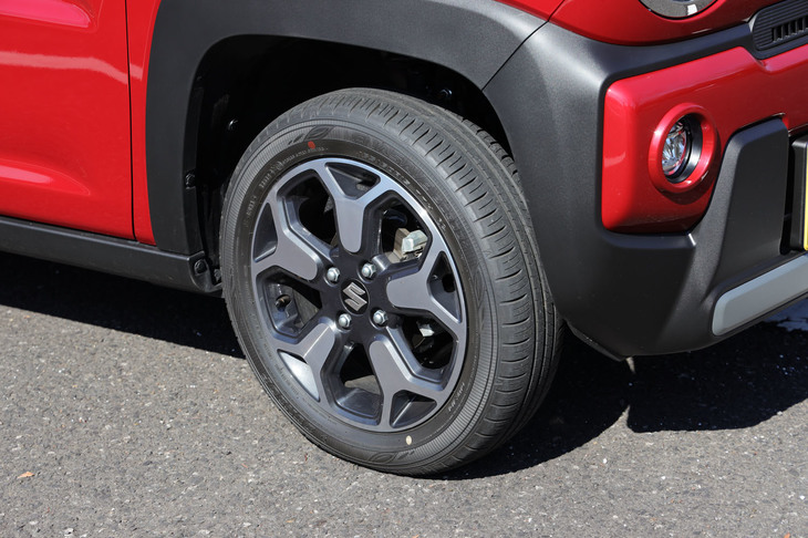 試乗車は、標準装備される5本スポークデザインのアルミホイールに165/60R15サイズの「ダンロップ・エナセーブEC300＋」タイヤが装着されていた。