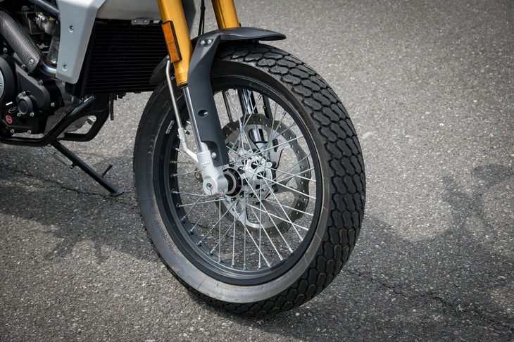 タイヤサイズはフロント、リアともに130/80-19。前後同径の19インチとしている点が、「フラットトラック」の大きな特徴だ。