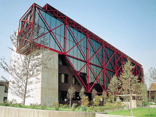 イタリアのミラノに位置するアルカンターラの本社。