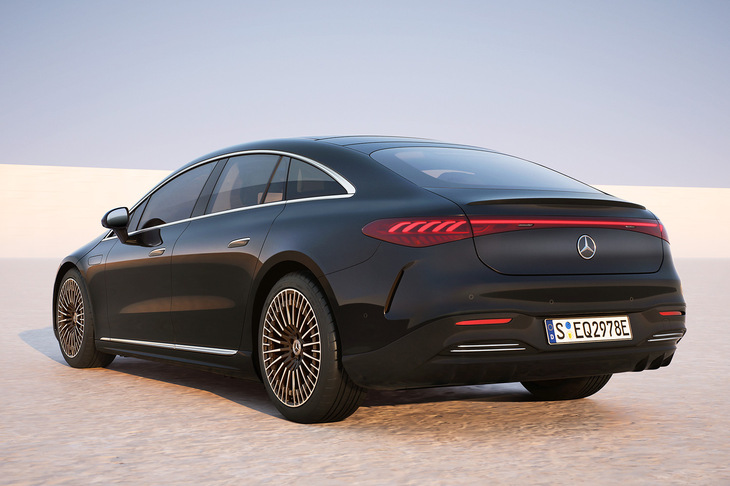 「EQS」（改良モデル）のリアクオータービュー。フェンダーによるタイヤの強調は控えめで、またリアバンパーのボリュームが強い（＝シルエットのラインがリアタイヤからかけ離れている）ことから、この角度だとスタンスのよさよりナローなイメージが強調される。