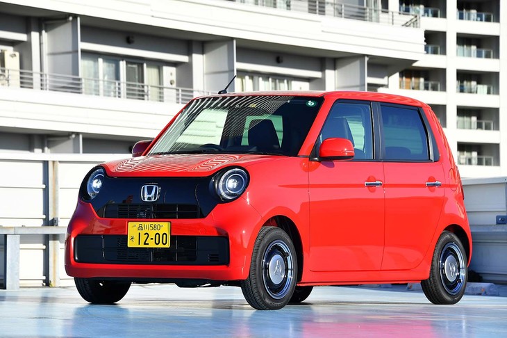 2020年11月に発売された新型「ホンダN-ONE」。N-ONEらしさを追求したという「オリジナル」グレード（写真）のほか、上質感をウリとする「プレミアム／プレミアム ツアラー」グレード、スポーティーな「RS」グレードがラインナップされる。