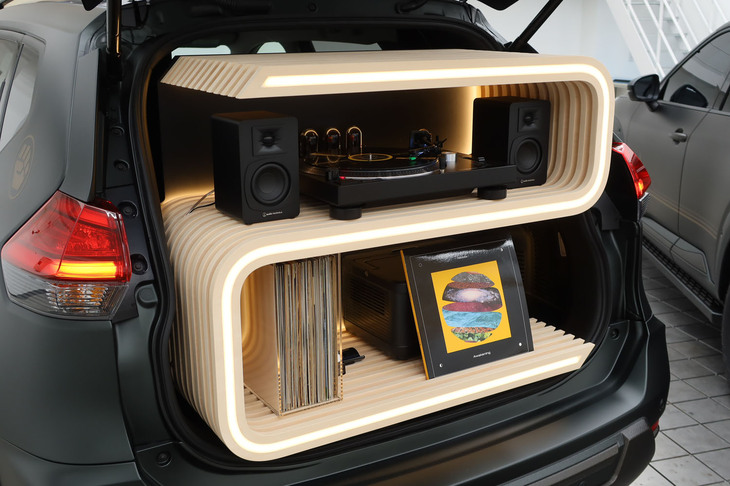 日産エクストレイル リマスタードコンセプト（ラゲッジスペースに配置されたオーディオテクニカのアナログレコード機器）