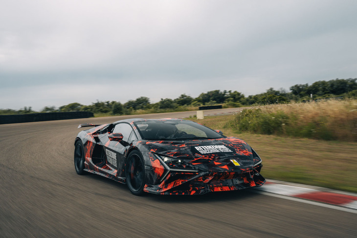 フロントスプリッターの効果により、サーキットにおけるハンドリング性能が向上。ブレーキの冷却性能も12％アップしている。