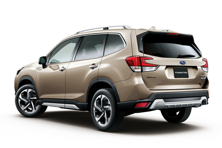 現行「フォレスター」のボディーサイズは全長×全幅×全高＝4640×1815×1715mm（ルーフレール装着車は1730mm）。ライバルと比べて全幅が抑えられており、見切りのよいボディー形状とも相まって、このクラスでは取り回しがしやすい。