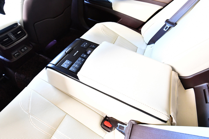 “バージョンL”の後席アームレスト。カーオーディオや空調、リクライニングの調節スイッチが並ぶ。