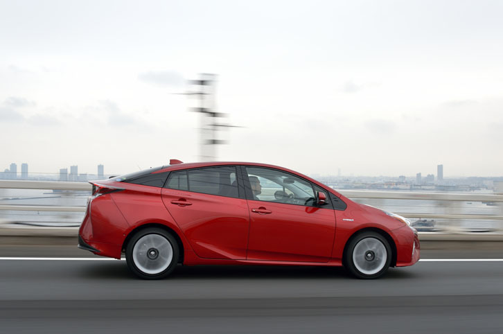 車体の床下やバンパーの下部にいたるまで、空気の流れを考え抜いたという新型「プリウス」。空力性能を示すCd値は0.24を実現した。
