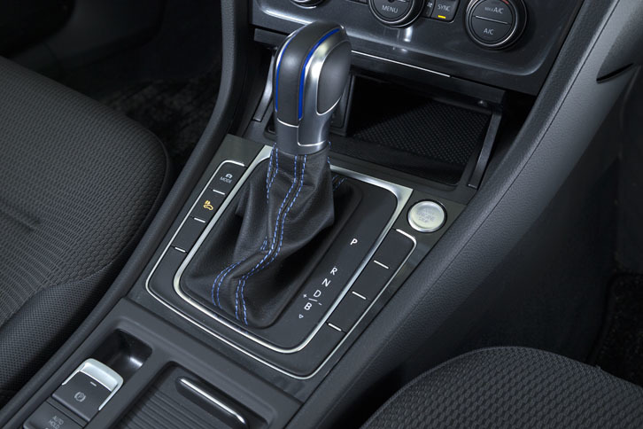 トランスミッションは備わらず、ギアは1段固定式。シフトセレクターでは、回生ブレーキの強さを4段階に設定できる。