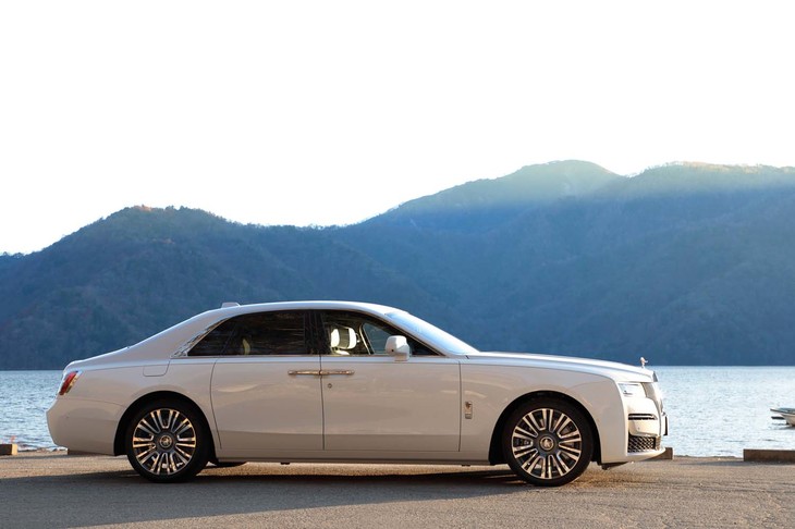 2020年9月にデビューした新型「ロールス・ロイス・ゴースト」。先代に比べ、ボディーの全長は9cmほど延長され、全幅は3cm拡大された。