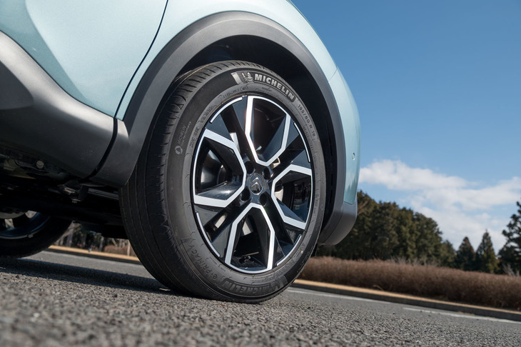 タイヤサイズは195/60R18。試乗車には「ミシュラン史上最高の低燃費性能を誇る」（公式ウェブサイトより）というエコタイヤ「e・PRIMACY（プライマシー）」が装着されていた。