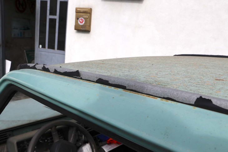 ルーフは特に著しく変色したうえにサビが浮いている。