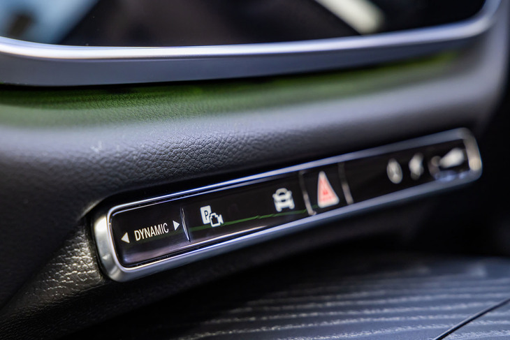 センターコンソール下部の「DYNAMIC SELECT」スイッチで走行モードを切り替えることができる。「E220d」では「Comfort」「ECO」「Sport」「Sport＋」の4つから走行モードを選択できる。