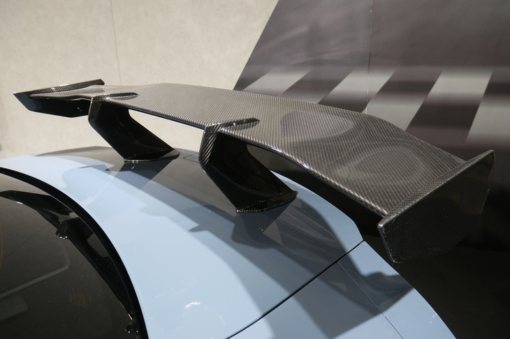 スワンネック型ステーのリアウイングは「GT-R NISMOスペシャルエディション」ならではの装備。なお、スタンダードな「GT-R」もリアウイングの形状が改められている。