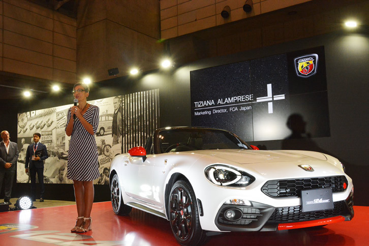 プレスカンファレンスにて、新型車への期待を述べるFCAジャパンのティツィアナ・アランプレセ氏。