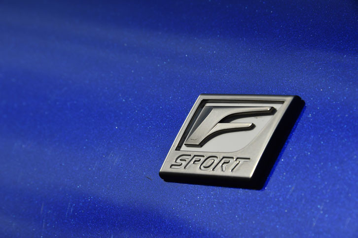 スポーティーグレード“Fスポーツ”のフロントフェンダーには、専用のエンブレム（写真）が装着される。