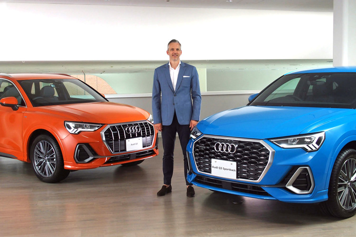 「アウディQ3」と「Q3スポーツバック」の日本発表イベントで車両を紹介したアウディ ジャパンのフィリップ・ノアック代表取締役社長。