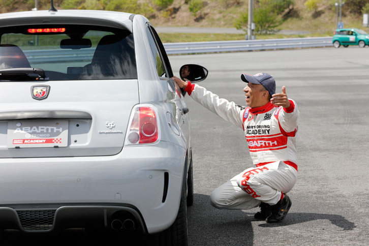 2本目の挑戦でアクシデント発生。久々に足がつった。福山さんいわく、「つま先の方でブレーキペダルを踏まないように」とのこと。肝に銘じます。