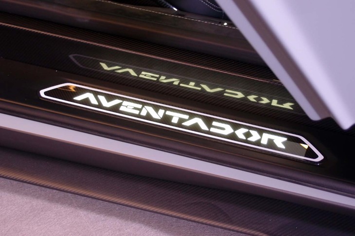 ランボルギーニ・アヴェンタドールLP780-4 Ultimae（サイドシル）