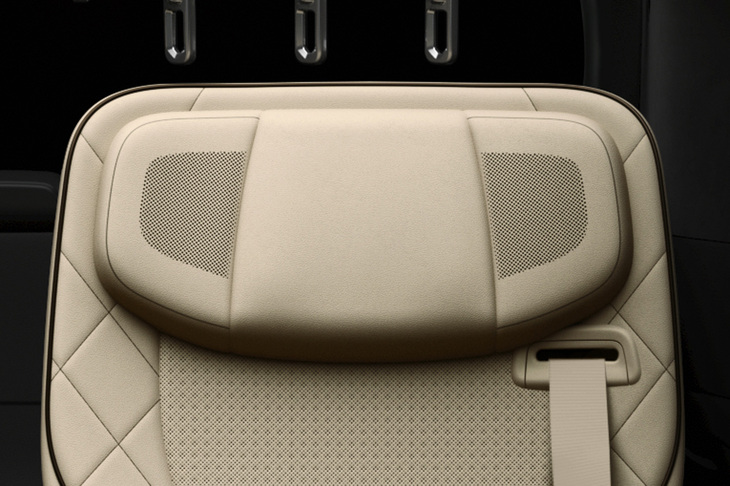 「アルファード スペーシャスラウンジ」の後席ヘッドレストにはスピーカーが組み込まれている。ワイヤレスヘッドホンのような接続の面倒がない、こうしたシンプルな音響システムのほうが手軽で喜ばれるとの意見も聞こえてくる。