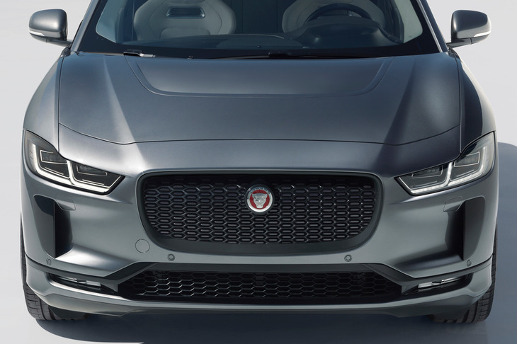 「ジャガーIペース」のフロントにも、他のラインナップ（もちろん内燃機関車である）と同じモチーフのフロントグリルが残されている。