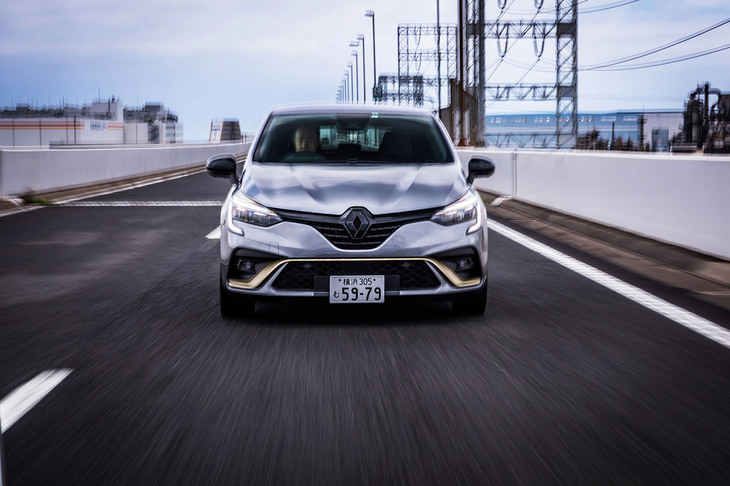 輸入車トップという25.2km/リッター（WLTCモード）の燃費値が自慢のフルハイブリッドシステムを搭載。発進はモーターが担当し、中速域ではモーターとエンジンを効率的に組み合わせて走行。高速巡行時は主にエンジンで走行し、追い越し時などではモーターがアシストする。